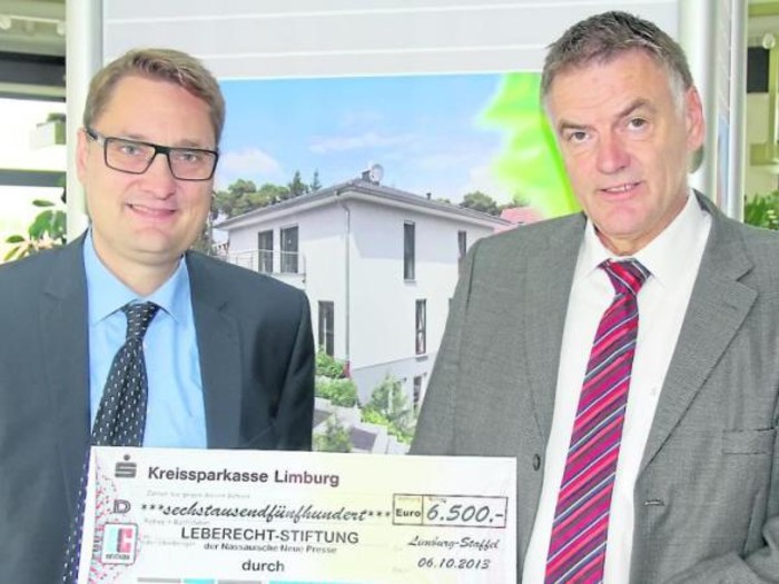 Andreas Wol­faht von der NNP und Lebe­recht Stif­tung nahm den Scheck über 6.500 Euro vom Geschäfts­füh­rer der WETON Mas­siv­haus GmbH Hart­mut Bütt­ner entgegen.