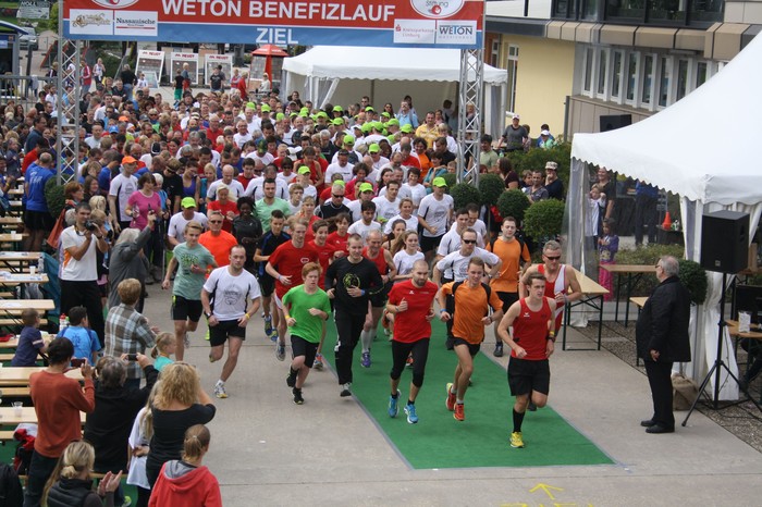 Start des gro­ßen Haupt­lau­fes mit über 360 Läu­fern (Foto Klöppel)