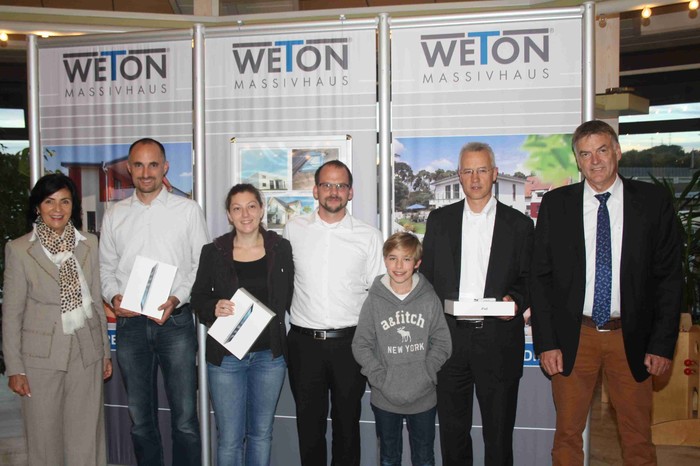 Die WETON-Vertreter Anne­lie Sei­bel (links) und Hart­mut Bütt­ner (rechts) Mit den „pic­ture it!“-Gewinnern (v.l.) Andreas Schnatz, Janina und Peter Kauf­mann sowie Thi­mon und Chris­toph Stichter.