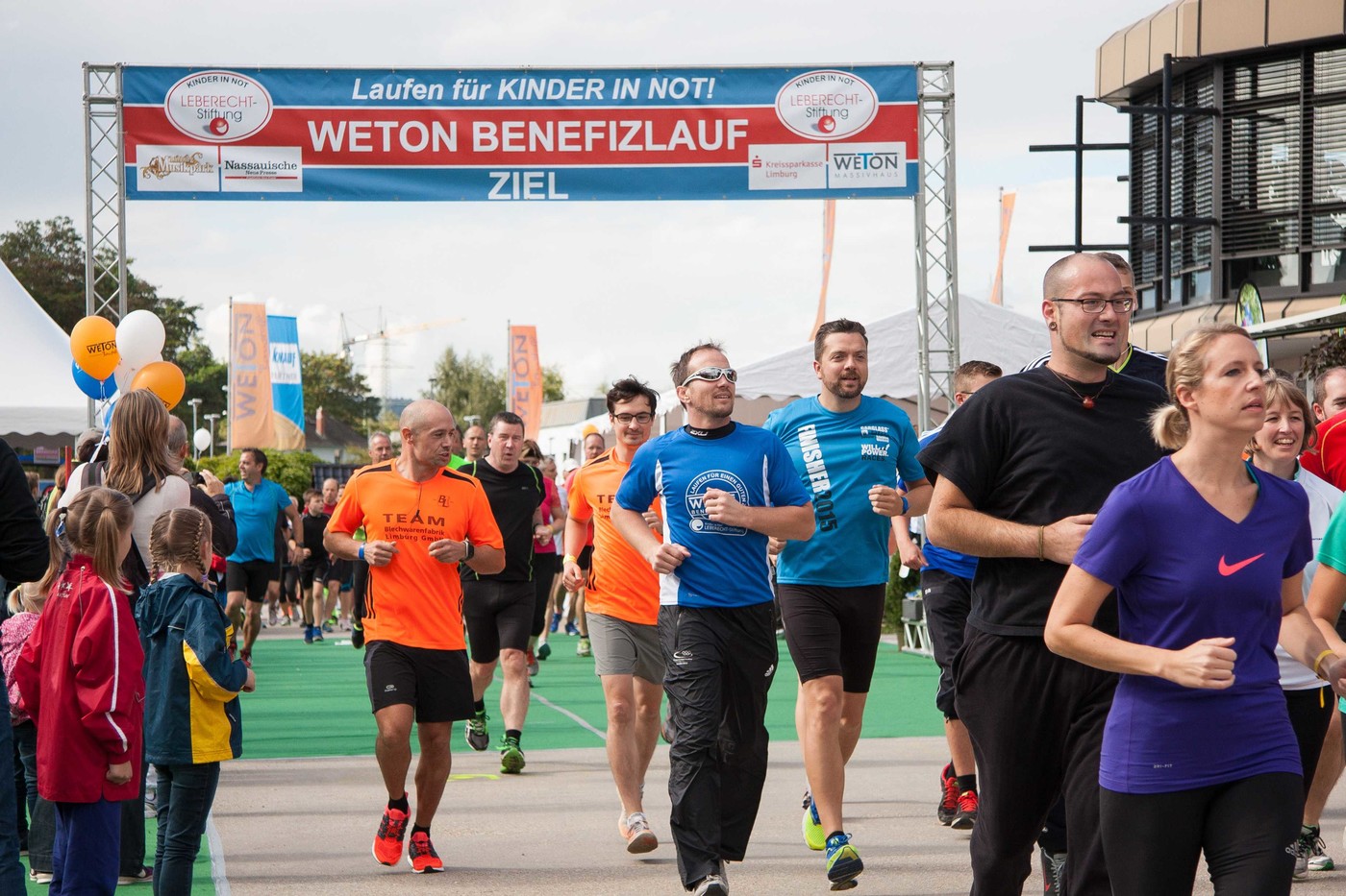 Pro­mi­nen­ter Läu­fer beim Lauf. Rin­ger Alex­an­der Lei­pold mit Son­nen­brille Foto: WETON Gruppe